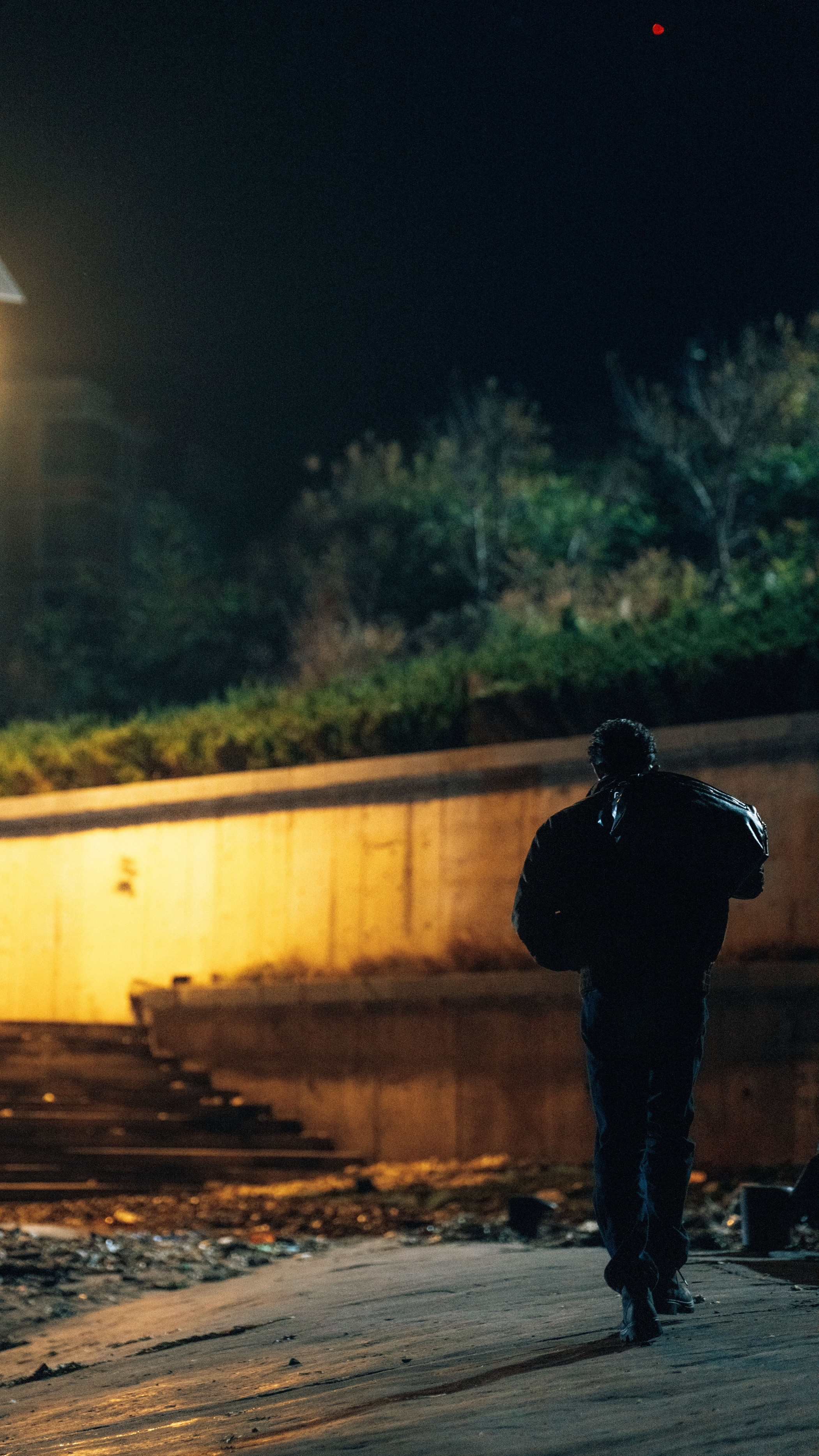 黄景瑜这身材太撕漫了！张小满这孤独落寞的背影，完全可以融入漫画世界毫无违和感！黄