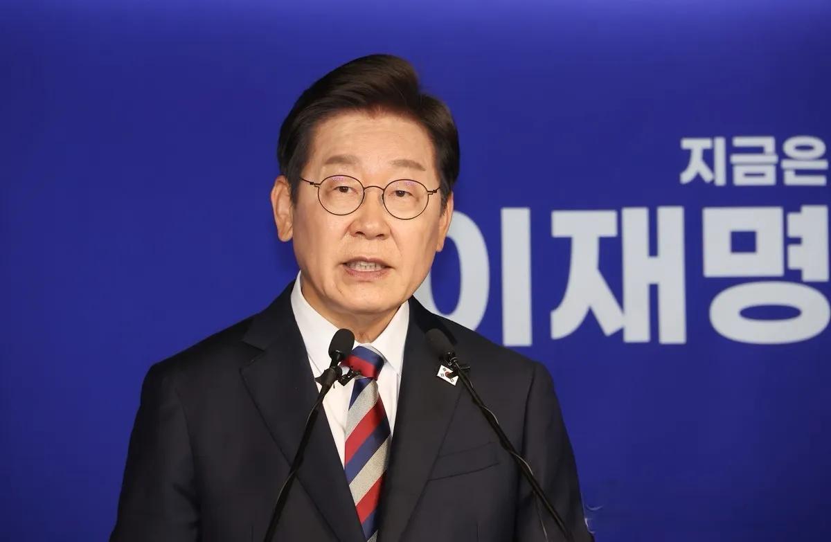 25日李在明强调当前最紧急重要的是恢复国家经济和民生，而不是政治报复。对国家