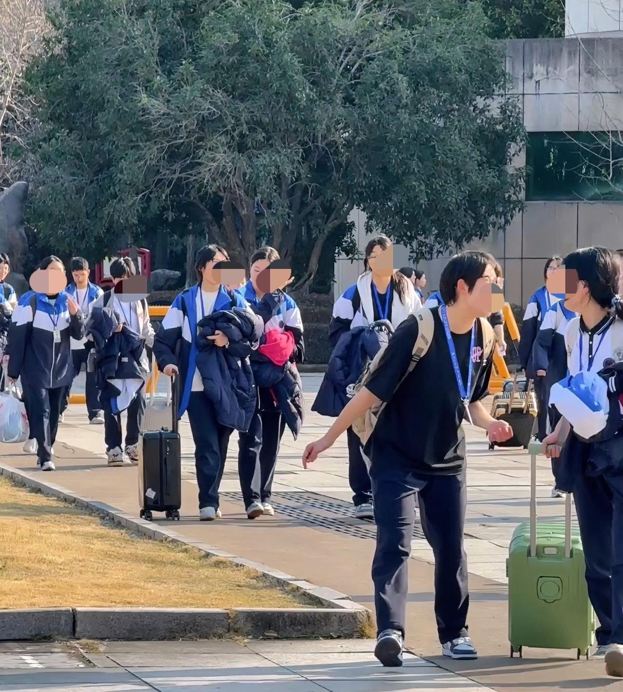 不穿校服，广东新规穿校服将成为过去式，如果强制购买学校将受到严厉处罚，这是广东
