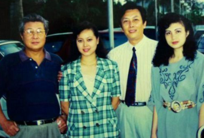 1990年除夕夜，唐国强的妻子洗完澡化好妆，穿上一身新衣，用一根绳子结束了自己的