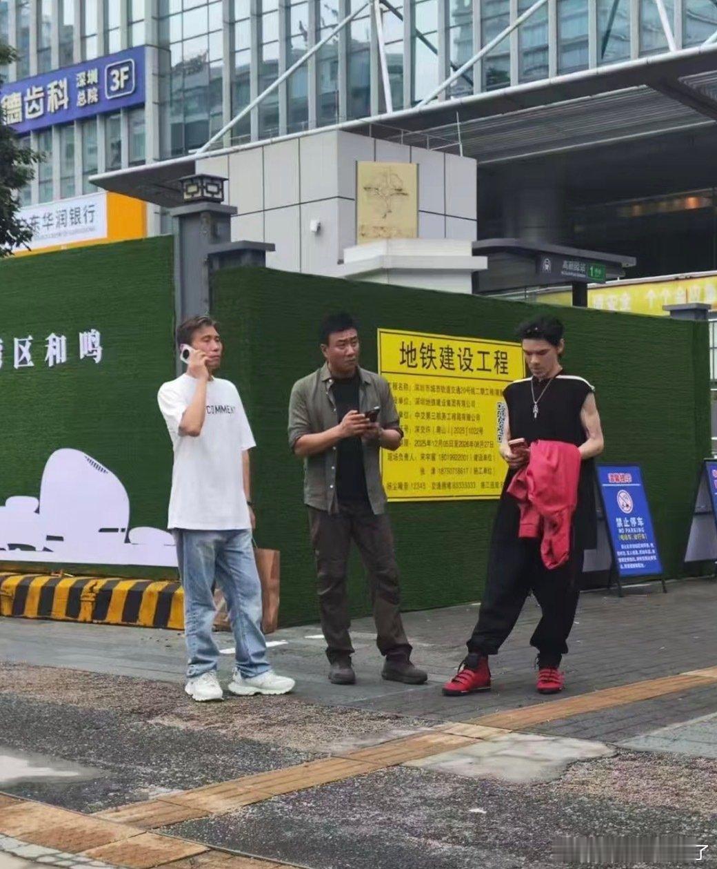 偶遇胡军李乃文陪向佐购物🛍️，三个大男人逛街有意思[墨镜]​
