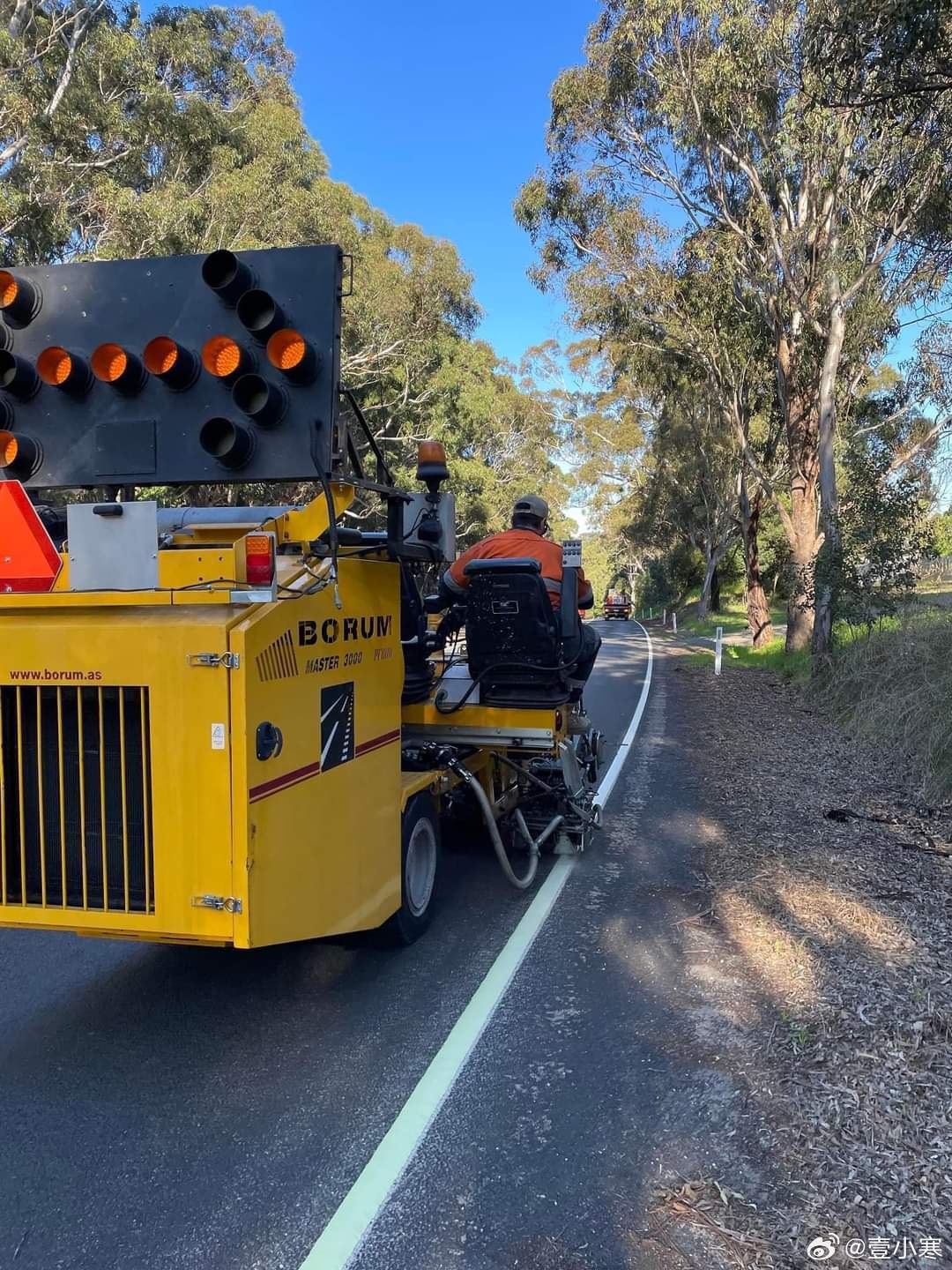 发光道路标记！！！这个好啊！好像用涂料是铝酸锶白天吸收阳光晚上发光！​​​