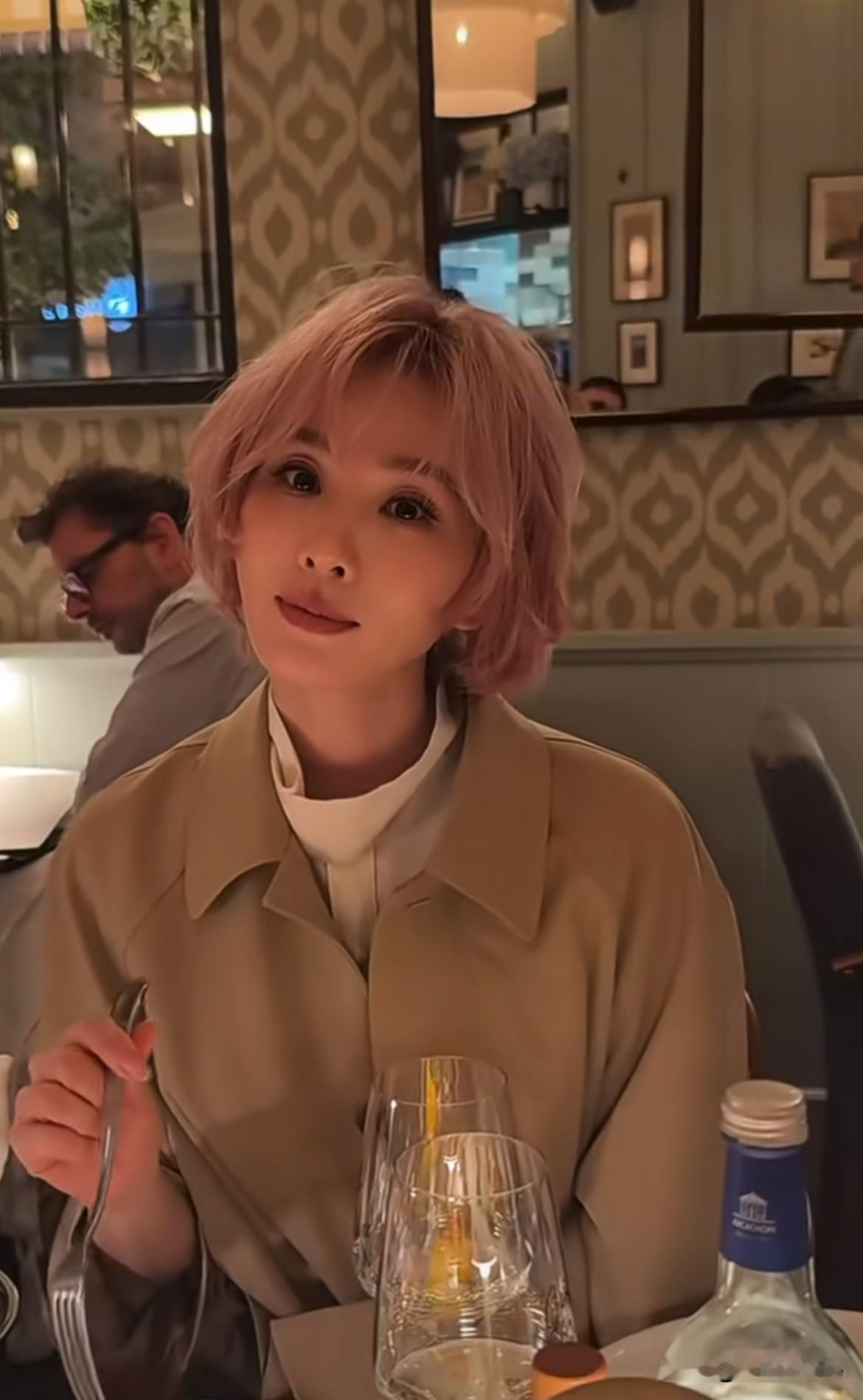 10月3日，刘诗诗粉短发聚餐冷脸倒酒刘冲分享与刘诗诗杨紫聚餐，刘诗诗不说话冷脸倒酒的模样真的很酷飒，