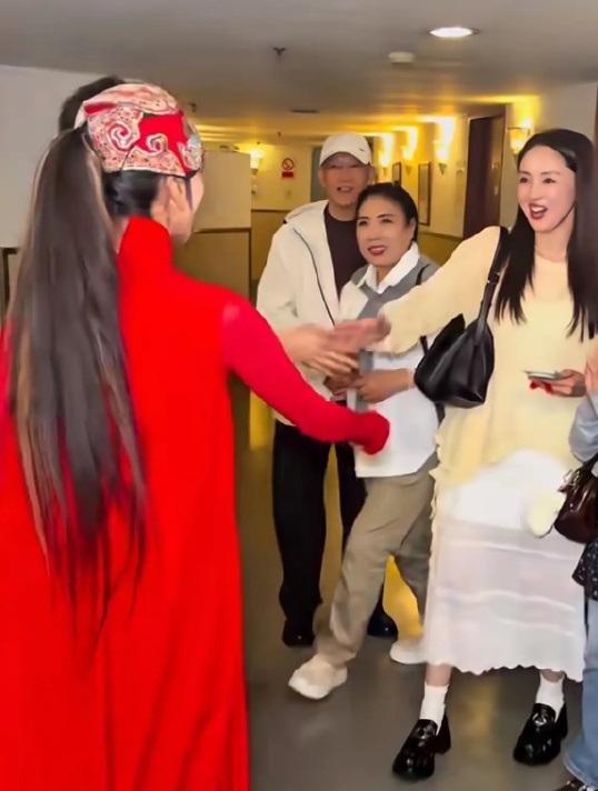 最近董璇戴着女儿去拜会杨丽萍，她这次搭配的很显年轻，气质也不错，看上去美如少女。