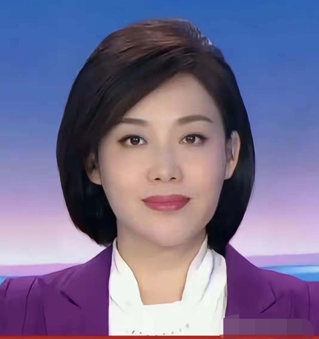 郑丽，漂亮，有气质，一幅国泰民安的脸，展示了东方女性的美，更胜一筹。央视主持人