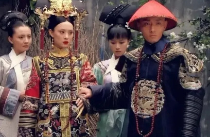 2010年，姜文在拍《让子弹飞》时，有一场民女受欺负的戏份，一时间找不到合适的演