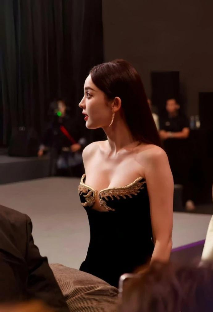 假设娜扎呼一下怼你眼前，你第一反应是看还是捂眼睛？