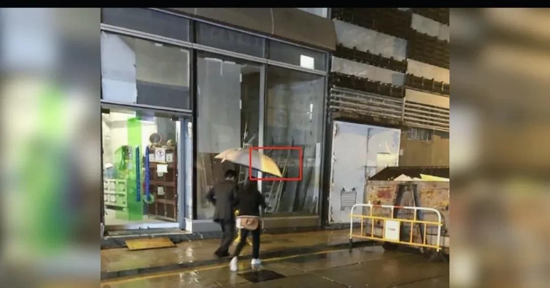 霍启刚雨天陪郭晶晶逛街。家人们，谁懂啊！霍启刚这“宠妻狂魔”属性又上线了！6月1