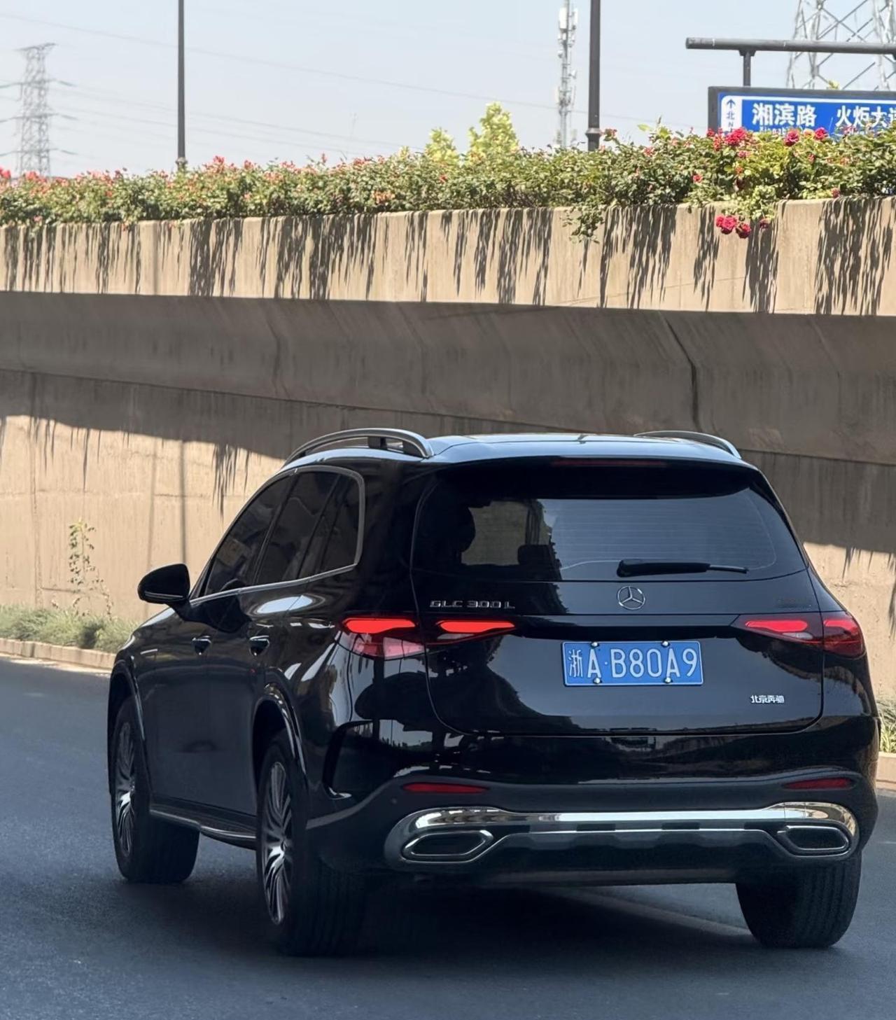 奔驰GLC悄悄成了“隐形大胃王”。我上周陪朋友试驾，销售把第二排放倒，十箱矿泉