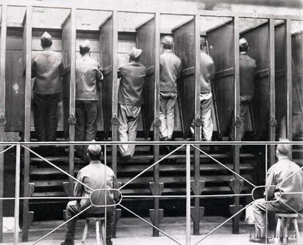 1895年，伦敦彭顿维尔监狱的一台刑罚跑步机。在19世纪的英国监狱里，跑步机