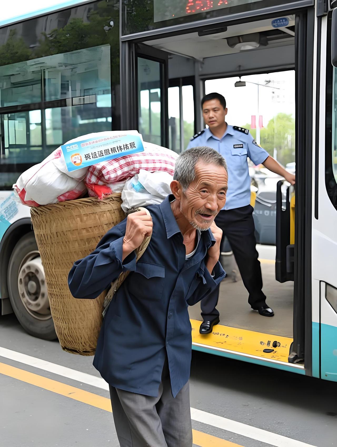👴老爷子扛着满当当的背篓等公交，活像移动版
