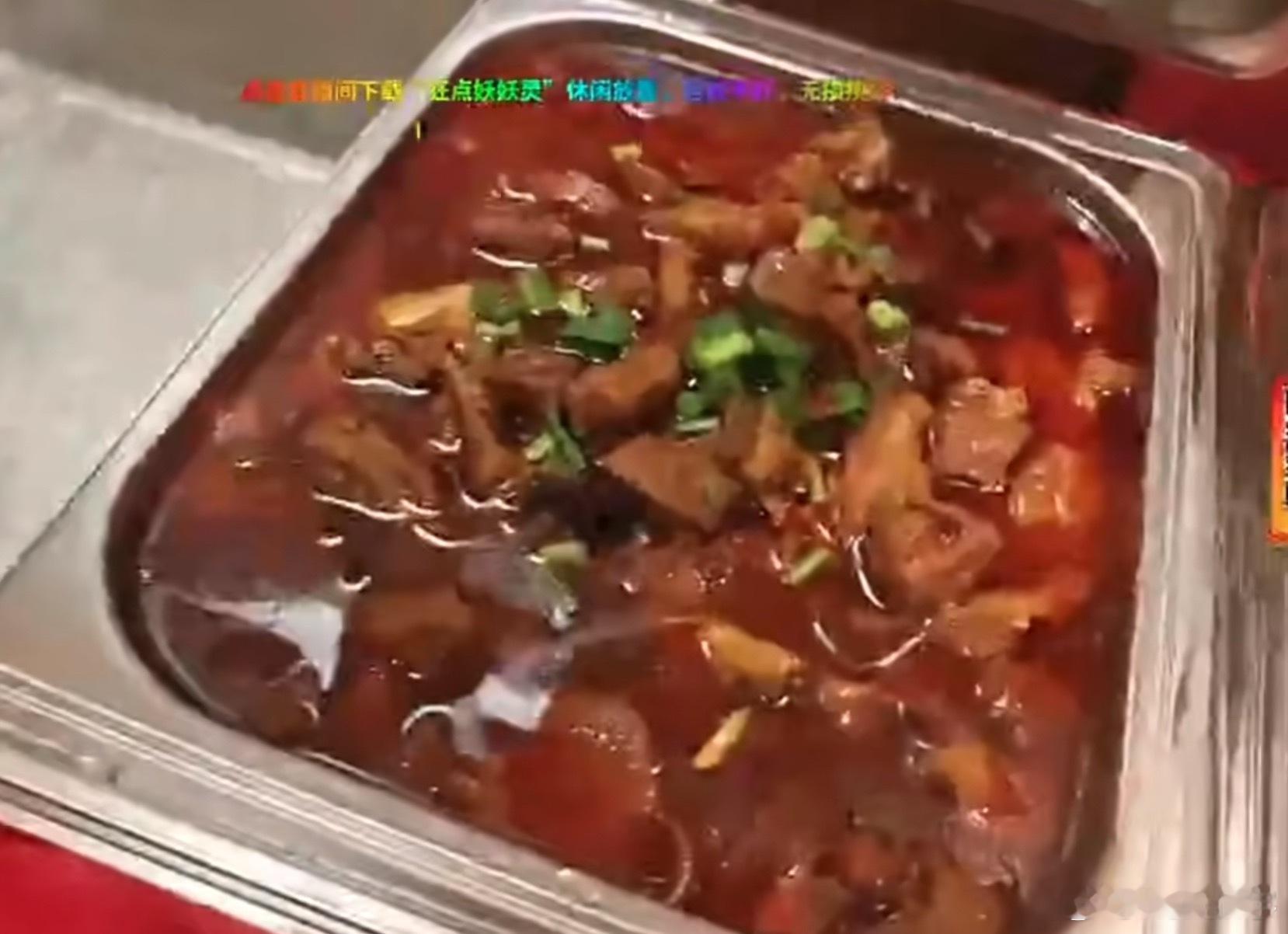 哈哈，昨晚枫哥看刀区团播夜宵牛肉放了葱，说自己不吃葱啊，大舅哥直接和厨师下令之后