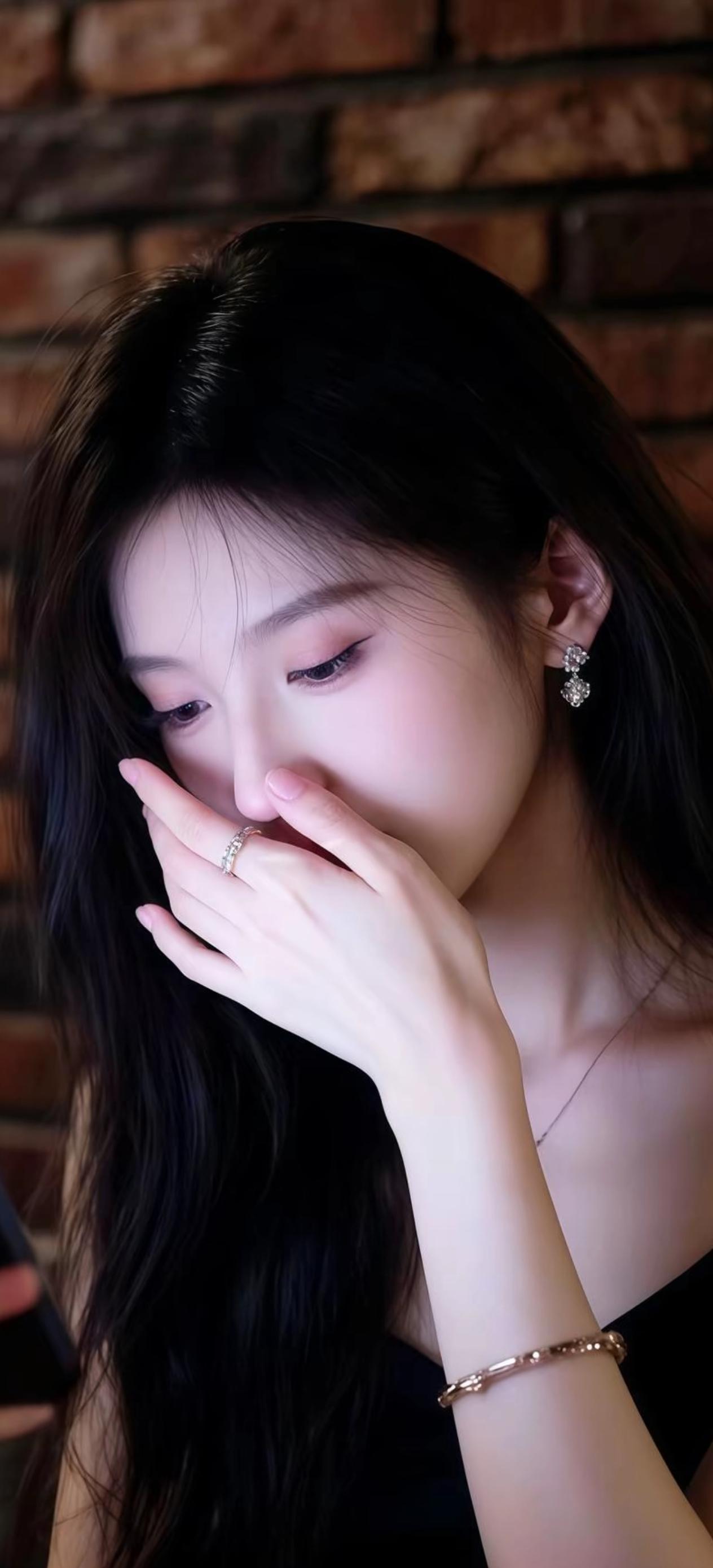 楚楚娇容映碧波，风姿绰约似仙娥。眉如远黛添幽韵，唇若樱桃绽绮罗。舞袖翩跹惊宿