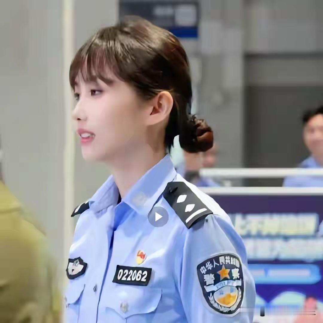 上海街头有个女警撞脸邱淑贞，像她三分已是绝色，真的比邱淑贞女儿还像邱淑贞。邱