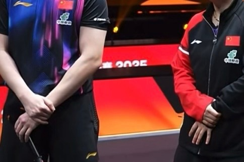 戳我萌点上了两个人的手大手小手全是体型差