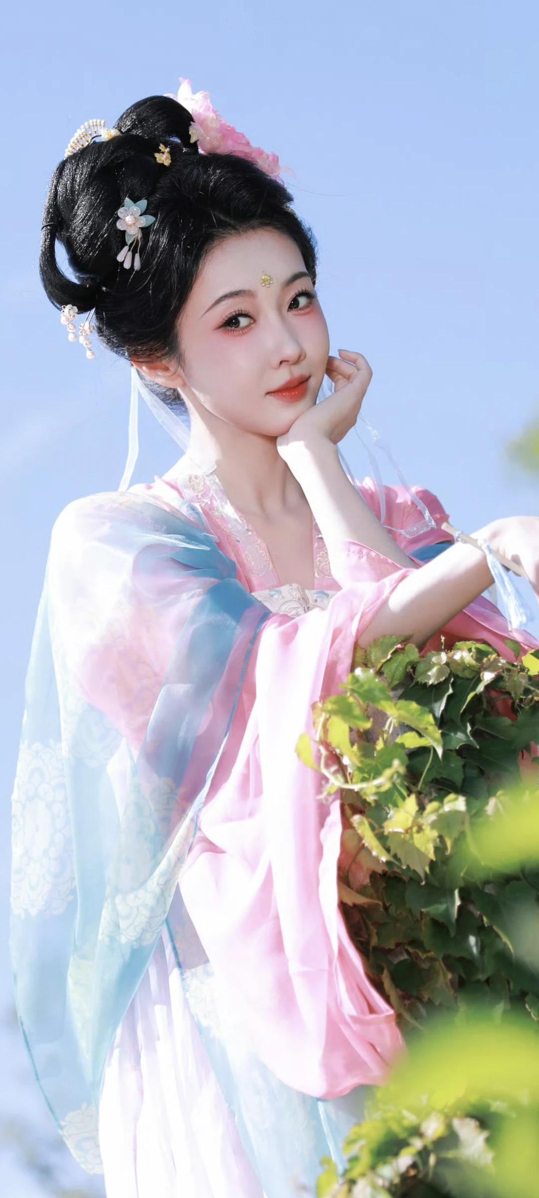 宣璐～古风写真💐粉蓝唐制汉服，花钿配珠钗，眉眼温婉动人！