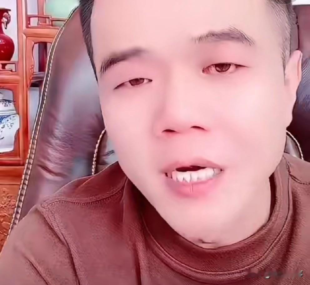 小胖看牌牌琦那天直播哭的像个孩子心疼了！有人想让他死，背后推波助澜！