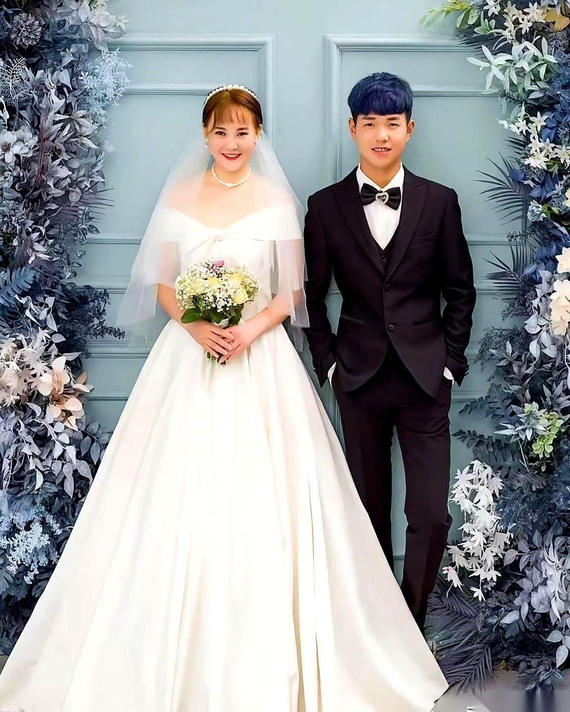 前男友的婚纱照刚挂上网，底下的评论区就弹出一条留言：“恭喜恭喜，替你感到开心。”