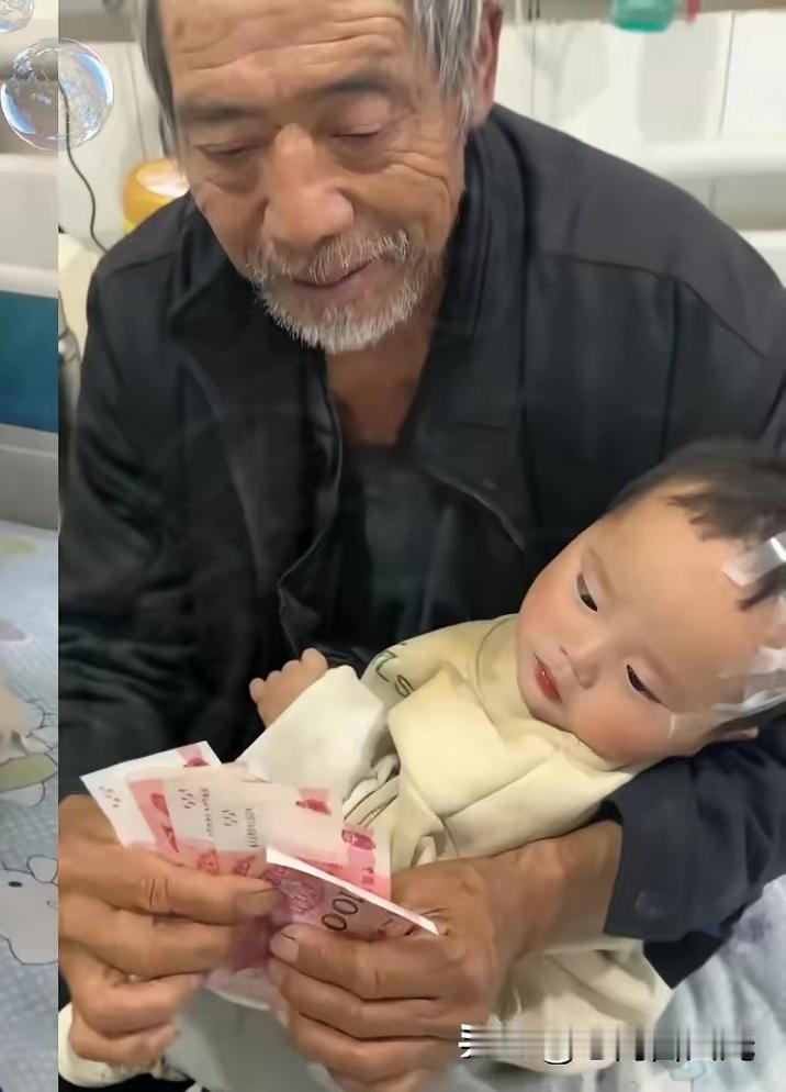 云南有位热心的大姐，在医院陪自家娃看病时，隔壁床一个刚满周岁的小宝宝，身边只