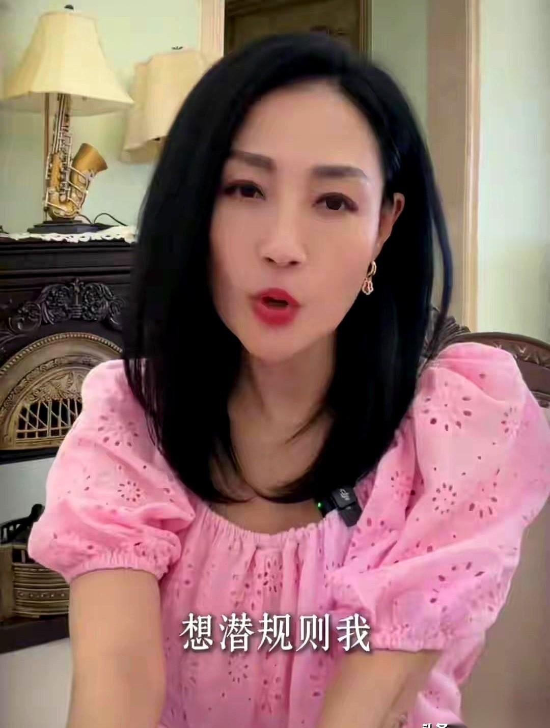 老牌港星杨玉梅最近面对镜头，亲口倒出了一桩极其魔幻的往事。这位已经55岁的女演