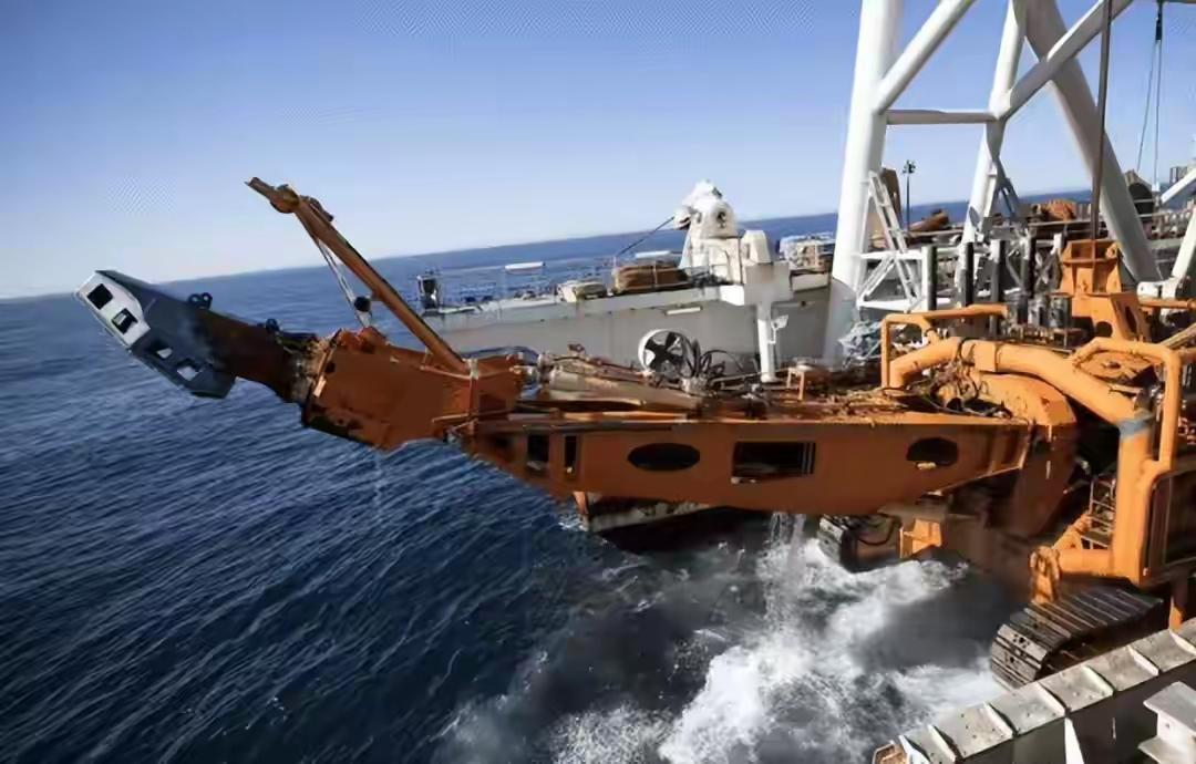 对于日本在南鸟岛海域的稀土勘探活动，我们决不能坐视不管。南鸟岛，又叫马库斯岛，