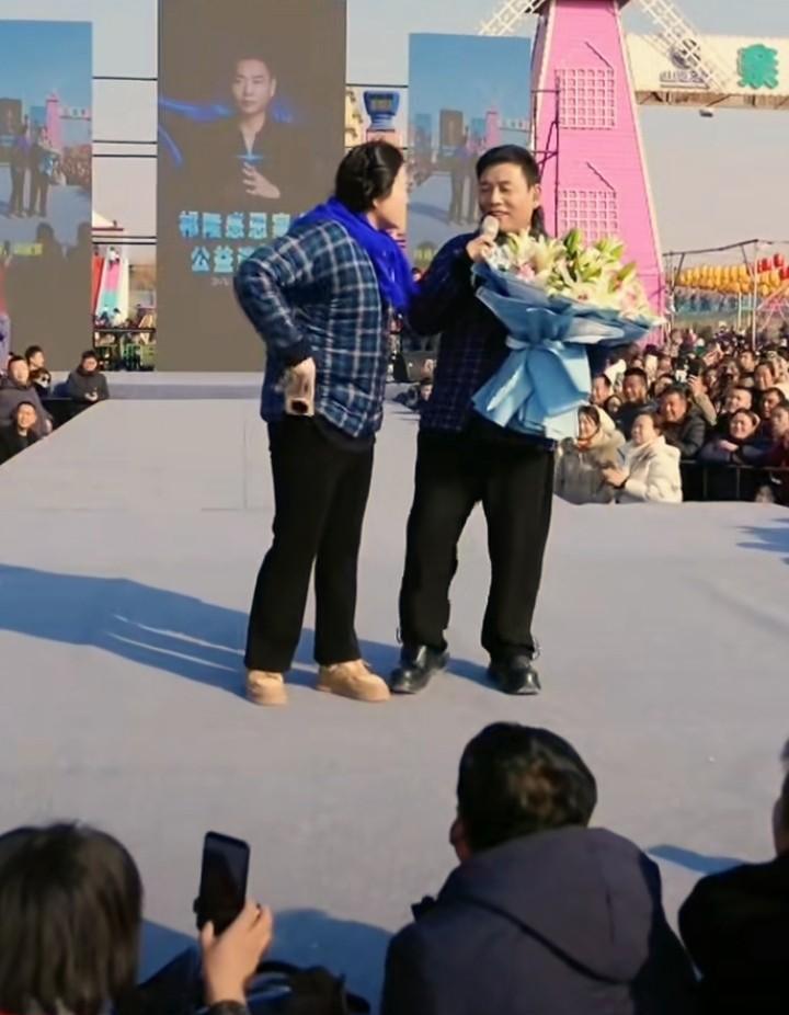 榜一大姐，挥金如土只为“亲如兄妹”的歌手，最终却在商业带货中成了冤大头。这出“