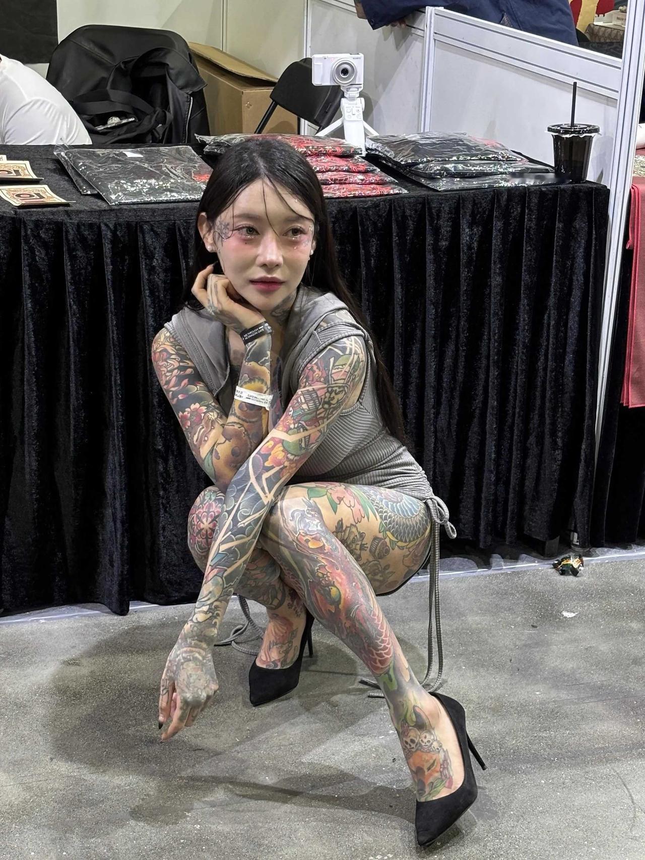 这个纹身美女是谁？听说她很火？