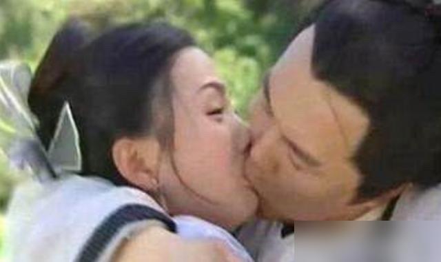 张铁林，用一个40秒的舌吻，撕开了娱乐圈权力的底裤。别跟我谈什么“入戏太深”，那