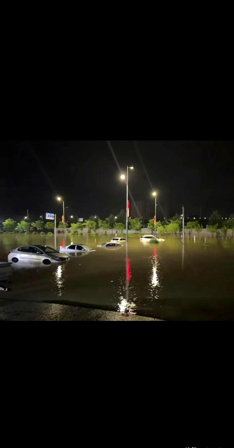 兰州新区昨晚上大暴雨，及周边皋兰、永登等地方都是大暴雨。你说这雨咋就这么偏心
