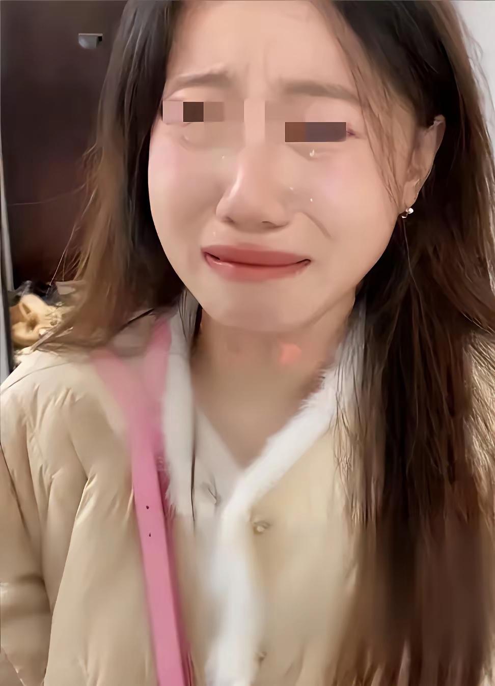 “良心不痛吗？”青海，一女子泡汤泉时，看到一个2岁孩子一头栽进池子里，她赶紧入水