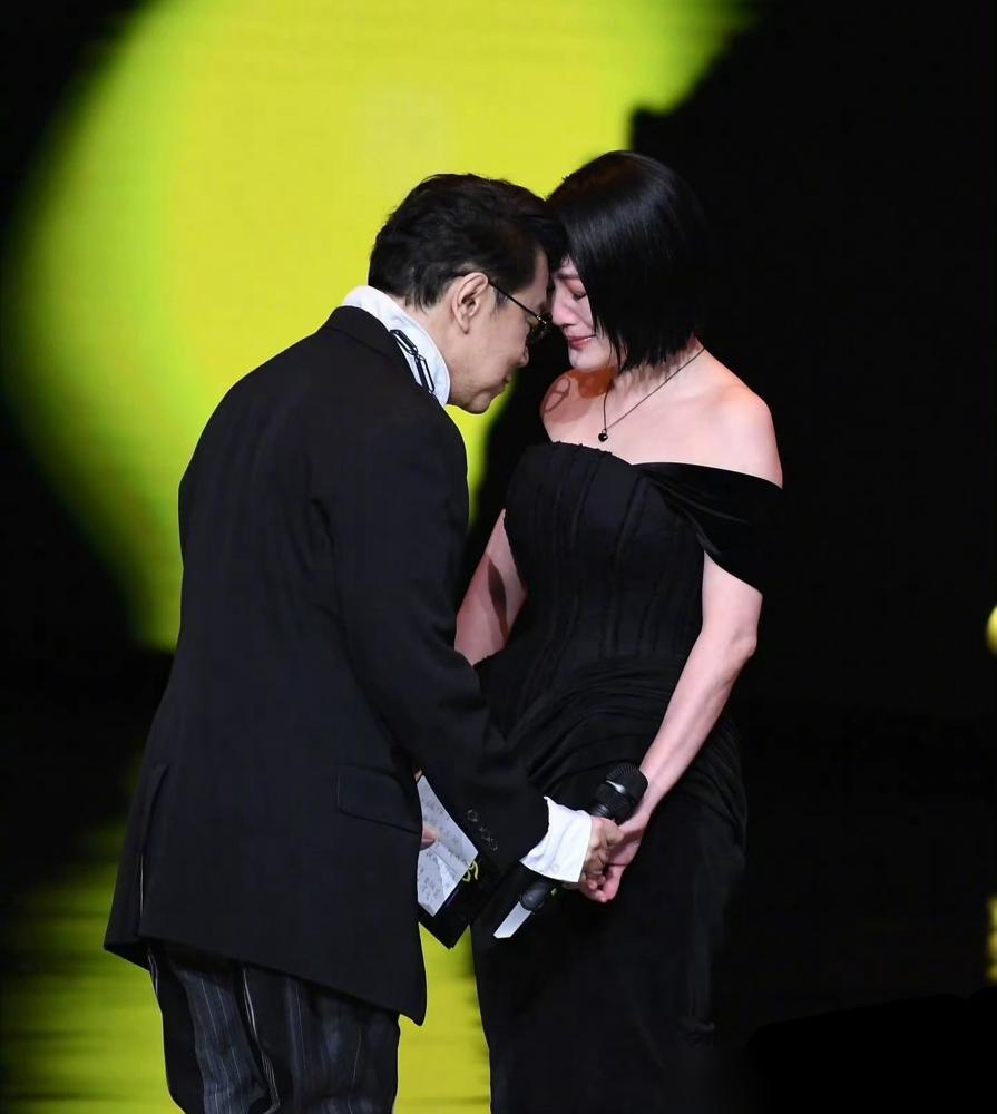 小S正式复工录《小姐不熙娣》了。首录当天蔡康永突然现身，现场气氛瞬间被点燃。