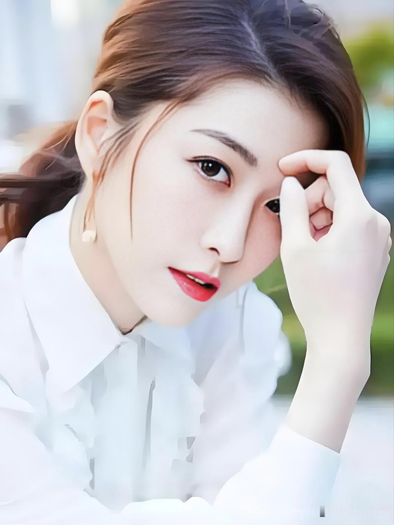 温婉大气，她曾是TVB最动人的甜心花旦；岁月沉淀，她以从容姿态拥抱家庭与自我。时