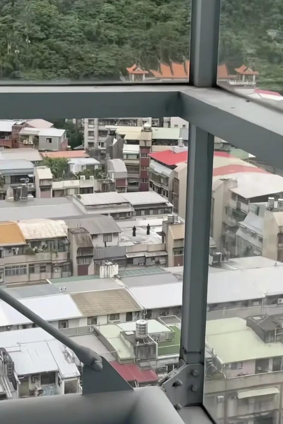 8月28日，早上八点多，安徽一网友发现对面楼顶有人在练日本武士刀。本来第一眼以