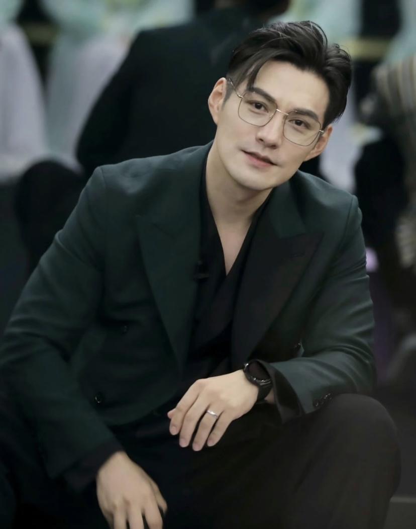 严屹宽和靳东，你更喜欢谁？最近《逐玉》热播，严屹宽饰演的魏相一出场，五官深邃