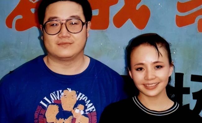 北京人艺的排练厅里，宋丹丹正对着镜子调整表情，英达抱着剧本从门口经过时，目光在她