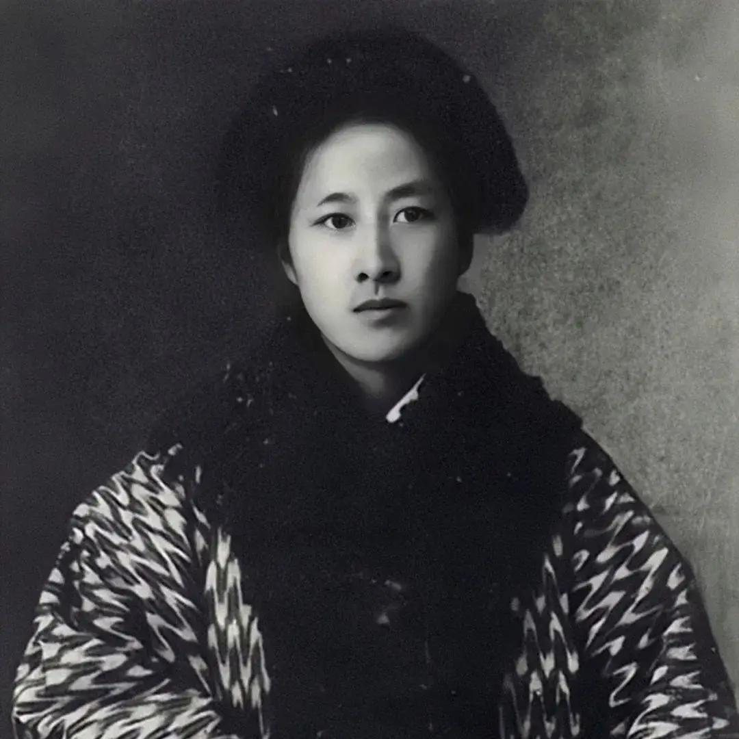 下图分别是秋瑾、秋瑾女儿王灿芝、秋瑾儿子王沅德的照片。“鉴湖女侠”秋瑾于1907