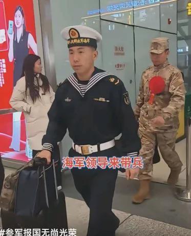 海军新兵入伍为什么穿陆军作训服？最近有段视频让不少网友犯迷糊：海军新兵排着整