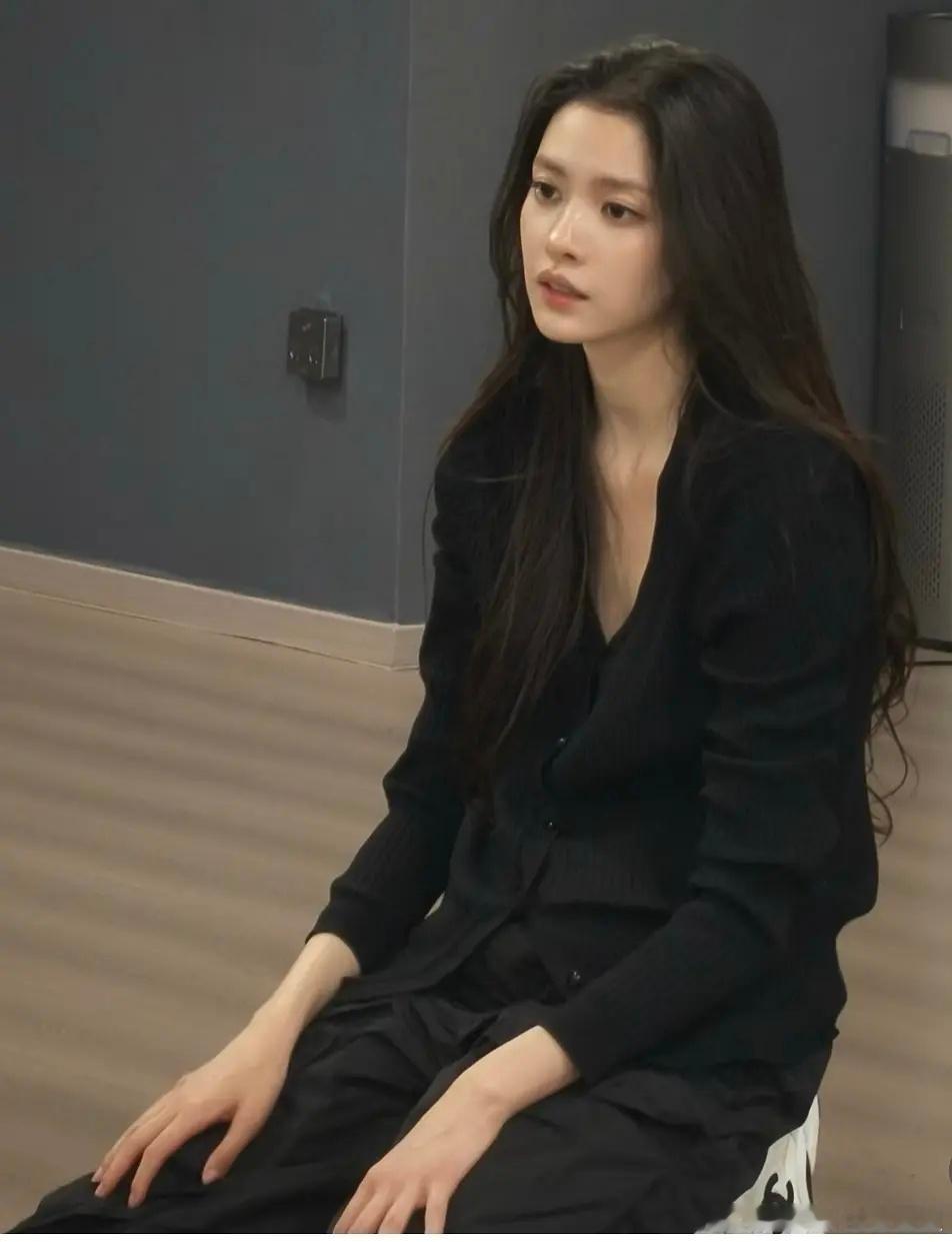 感觉她身材颜值能排到这期前三，但是唱跳不太行，另外就是黑料太多