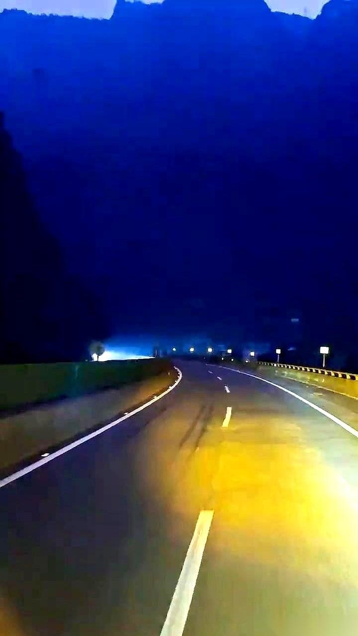 凌晨一点半，车扎进服务区，我一拳砸在方向盘上。导航上那根血红的线，6个小时，才往