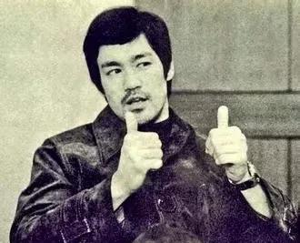 52年前的今天，李小龙猝然长逝，很多人都不敢相信，他是才33岁不到的功夫大师，怎