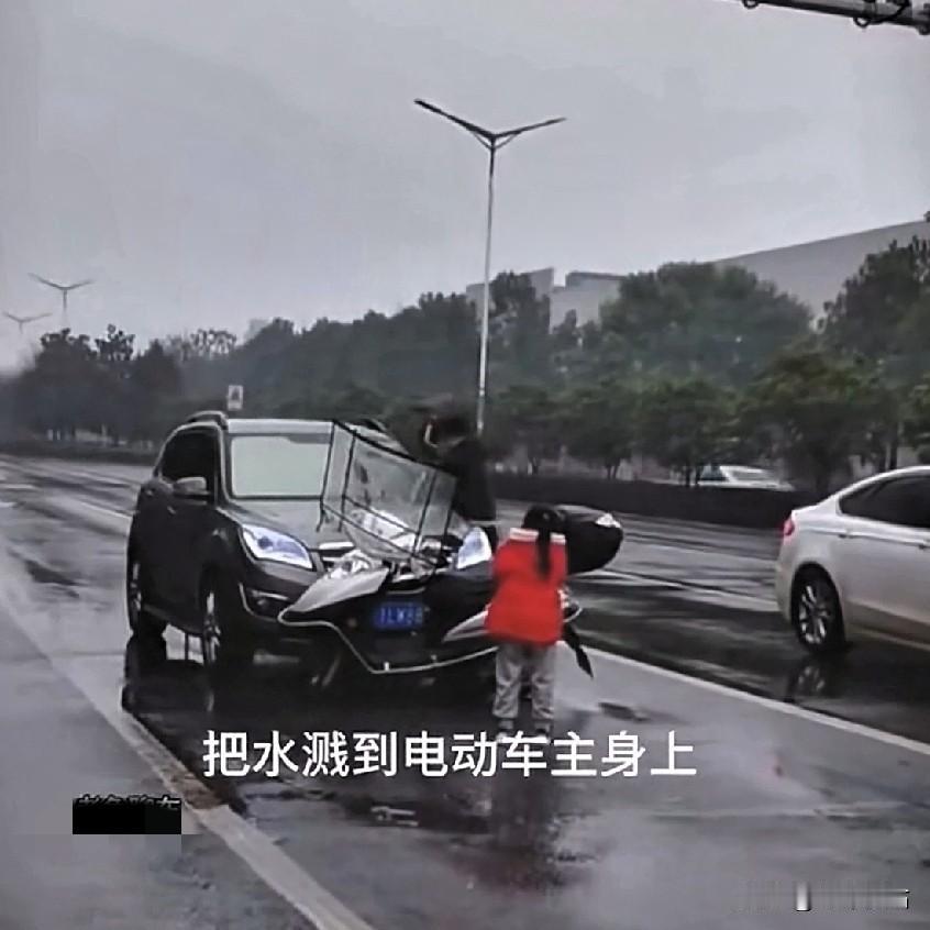 湖北大冶一名男子带着女儿骑摩托车行驶时，身上被一辆经过的小轿车溅到了水，于是恼羞
