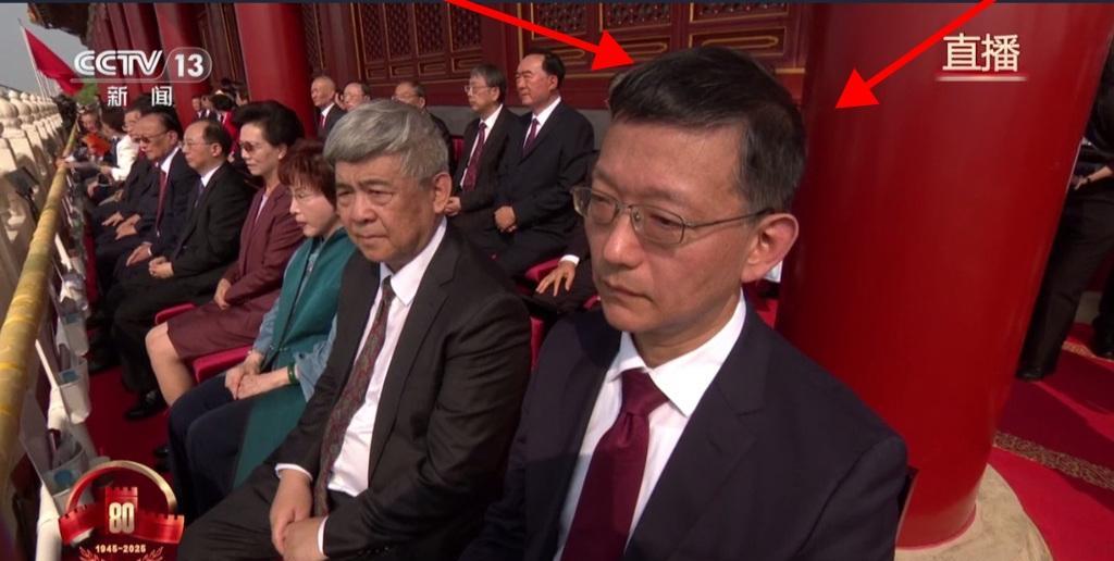 天安门城楼上的这位领导，你们知道他是谁吗？他叫傅川，抗战名将傅作义将军之孙，傅