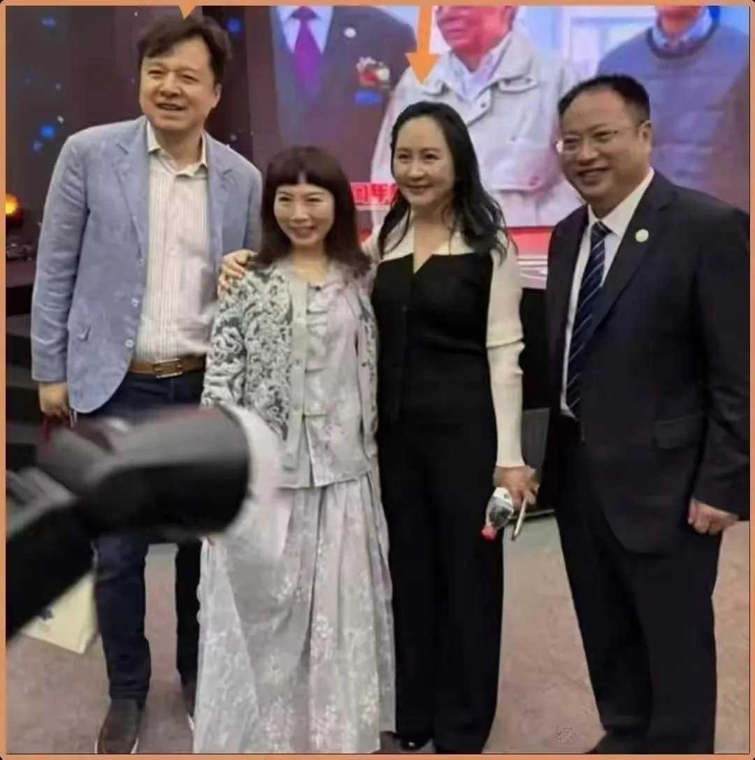 孟晚舟夫妇公开露面，气质柔和满是幸福感 54岁孟晚舟与丈夫一同公开露面，一袭黑