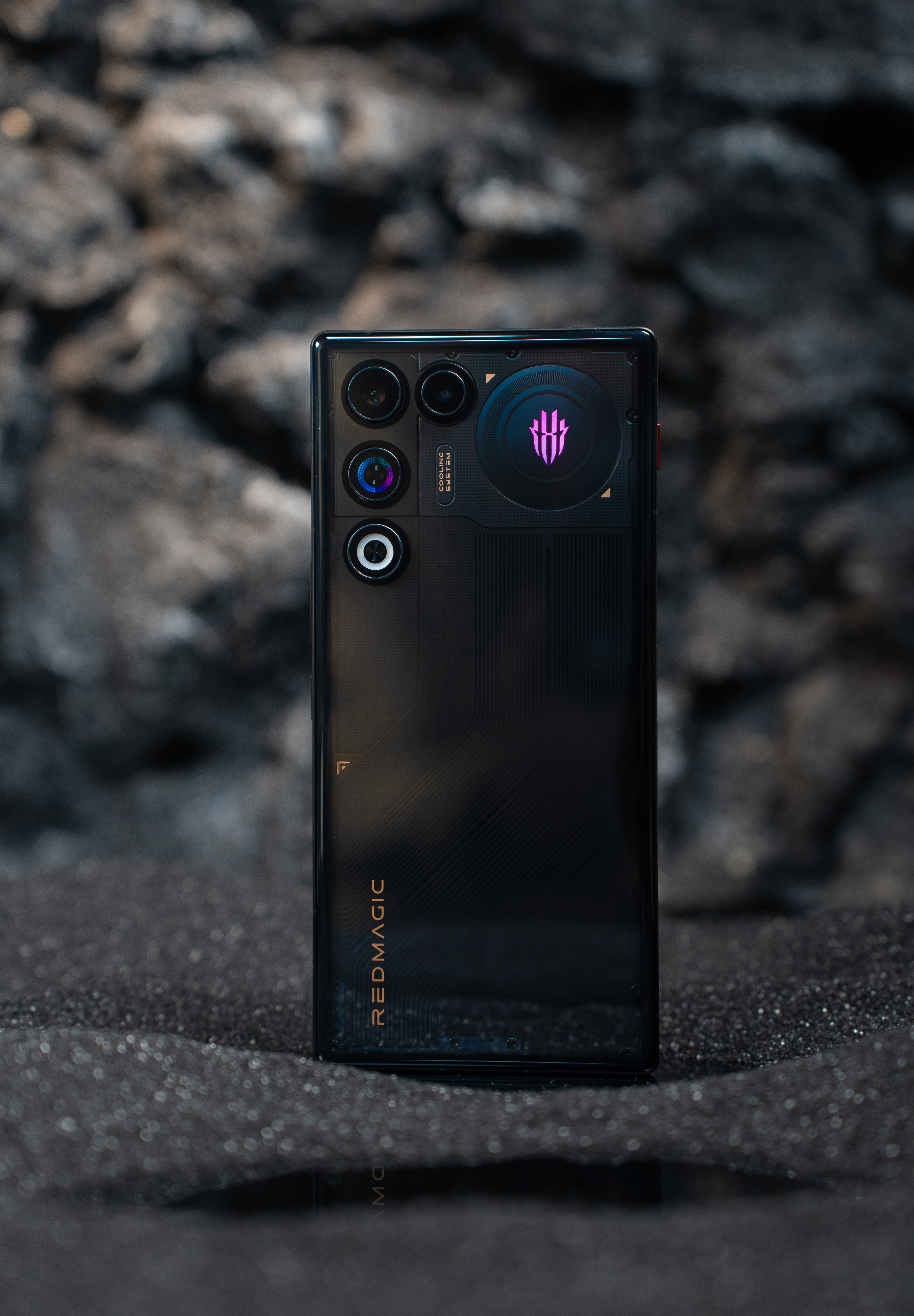 专业玩家选红魔红魔11Air「量子黑」图赏：黑武士，降临！标志性的透明设计全面