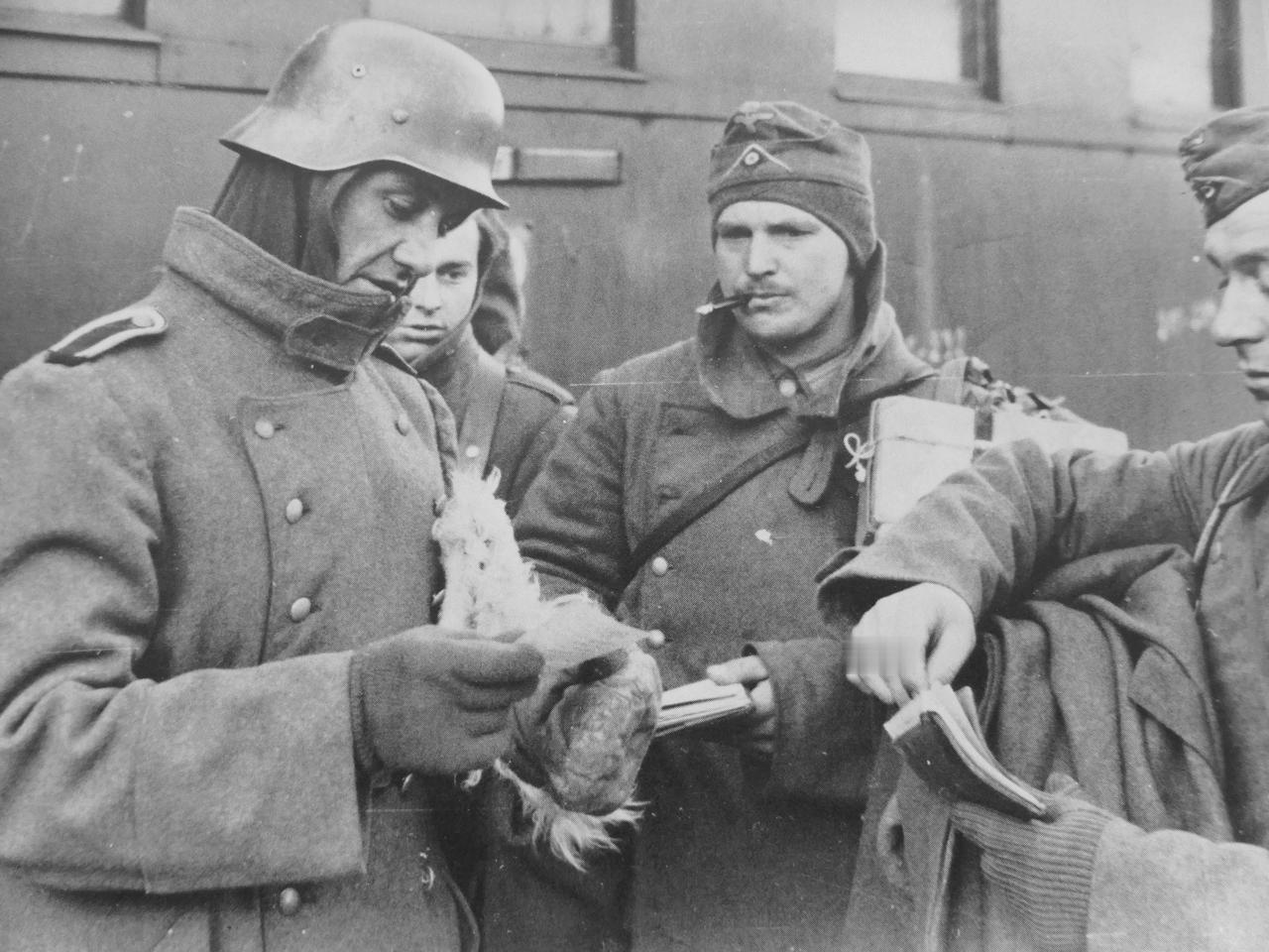 老照片：德军士兵返乡，车站查验证件——1942年，德国警备司令部的执勤人员在火