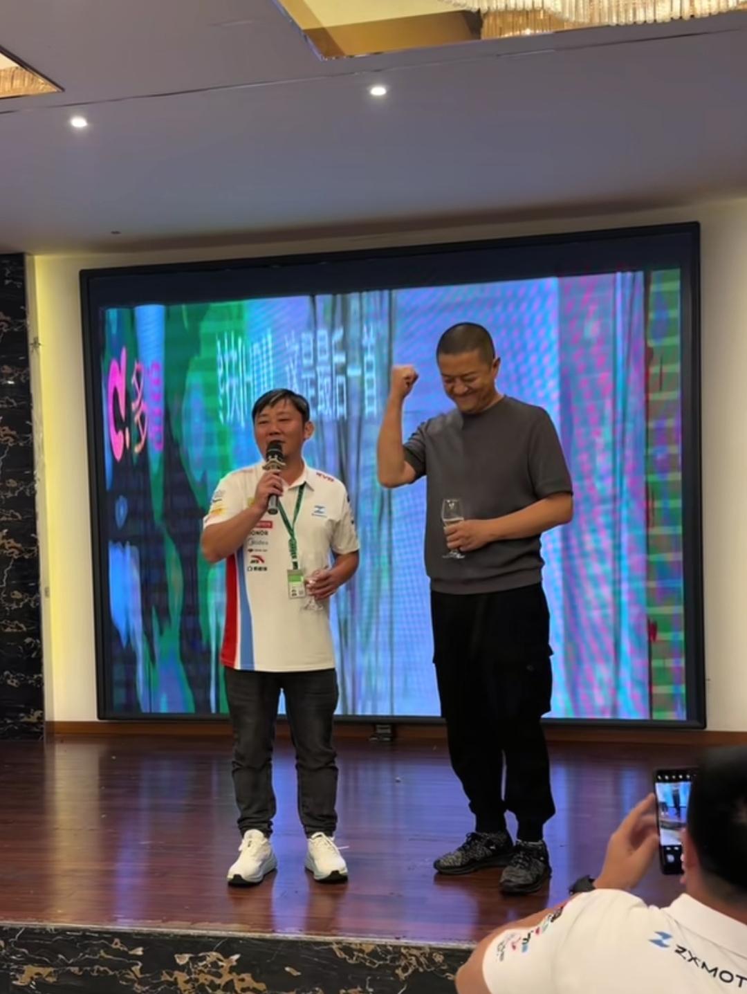 李亚鹏被张雪邀请去意大利看比赛两个人之前从来没有面对面坐过。李亚鹏下飞机没倒