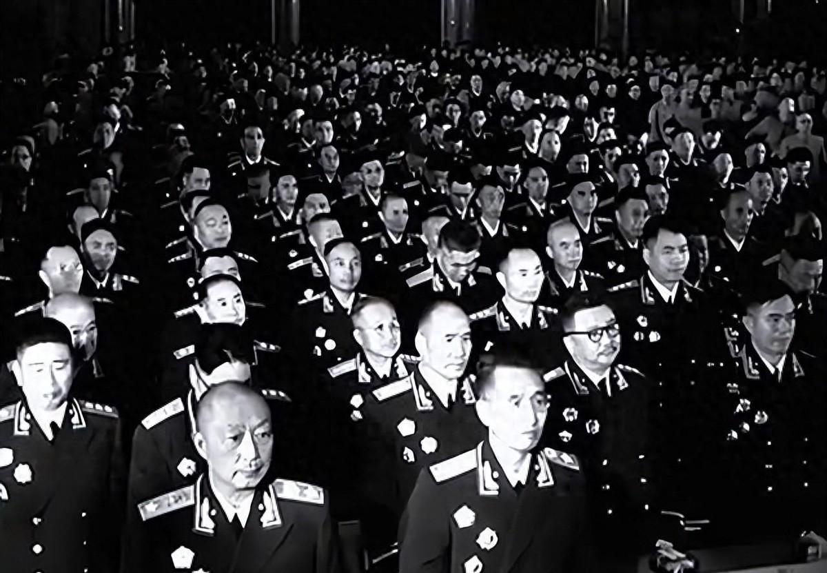 1962年许世友拎着一瓶酒怒气冲冲地去找邓华，邓华见状却直接说：你赶紧离开吧！