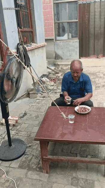 干杯！干杯！都说“酒逢知己千杯少”，这老爷子是没有知己呢？还是知己已经不在了？没