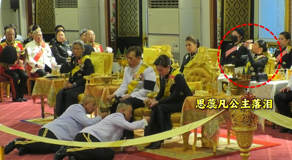 思蕊梵公主在帕公主的第一场葬礼功德仪式上哭了，用纸巾擦拭眼泪的瞬间恰好被摄影师抓