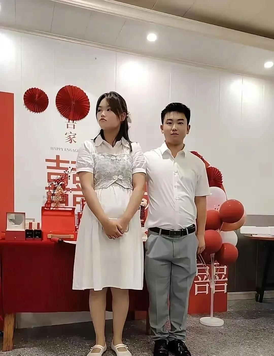 谁说女孩怀孕就不值钱了？仔细看这订婚宴上的彩礼整整十几万呢。新郎长相也不错